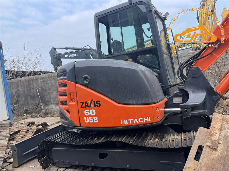 Une mini-pelée usée de 6 tonnes, une pelée de 6 tonnes usée de la marque Hitachi.