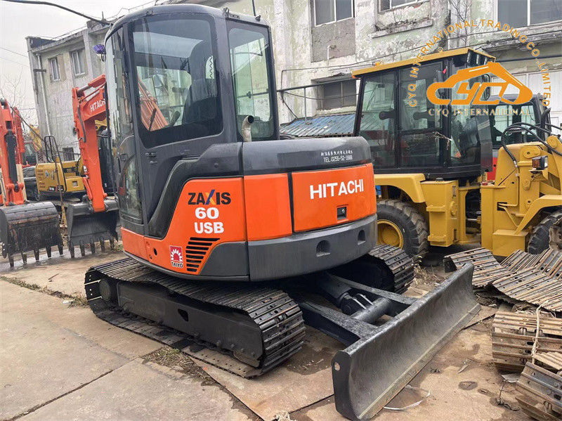 Une mini-pelée usée de 6 tonnes, une pelée de 6 tonnes usée de la marque Hitachi.