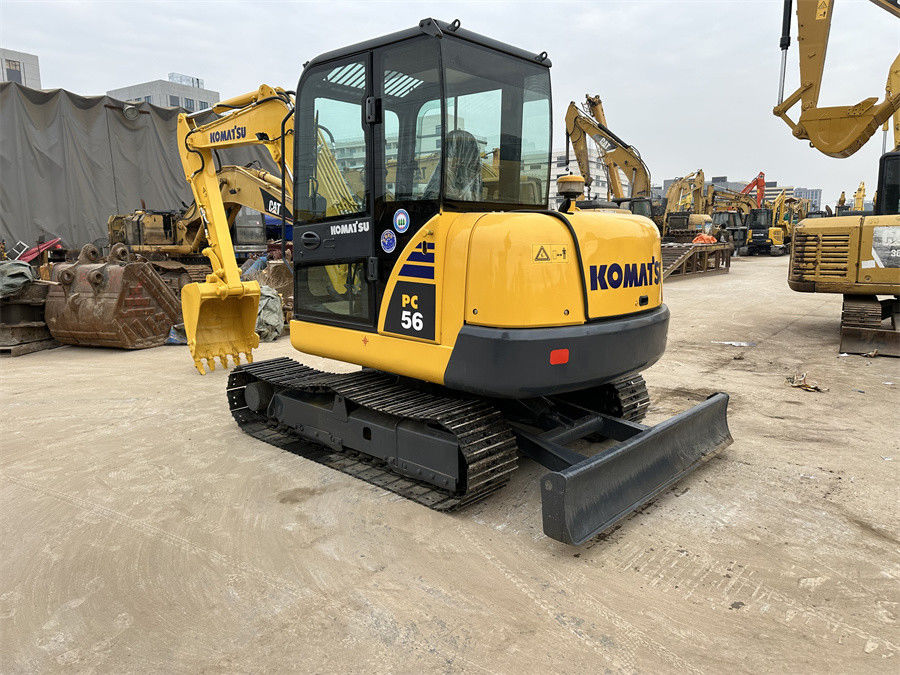 Petite excavatrice hydraulique japonaise Komatsu PC56 mini taille poids 5 tonnes avec lame