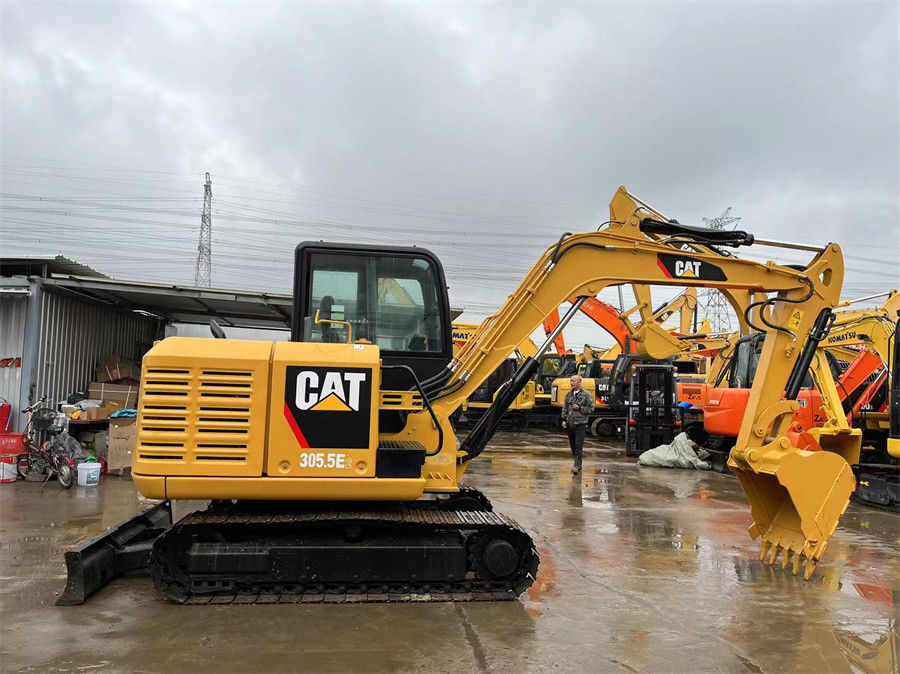 Excavateur hydraulique d'occasion CAT 305.5E2 Poids 5 tonnes avec lame