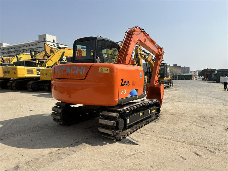 Une mini-excavatrice utilisée Hitachi ZX70 avec voie en caoutchouc
