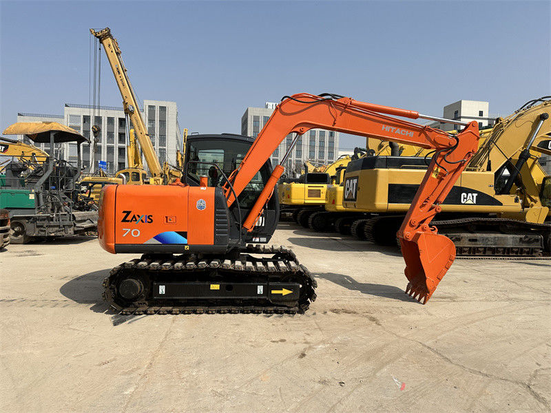 Une mini-excavatrice utilisée Hitachi ZX70 avec voie en caoutchouc
