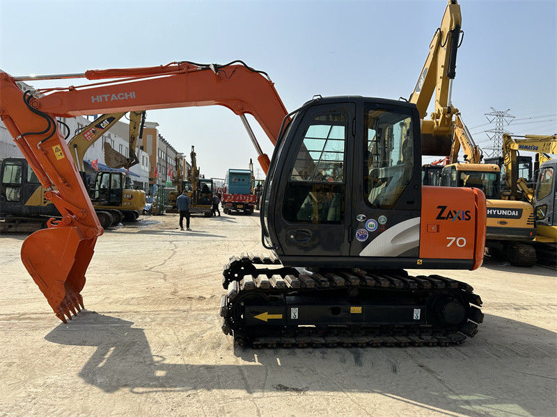 Une mini-excavatrice utilisée Hitachi ZX70 avec voie en caoutchouc