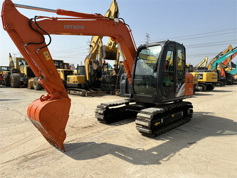 Une mini-excavatrice utilisée Hitachi ZX70 avec voie en caoutchouc