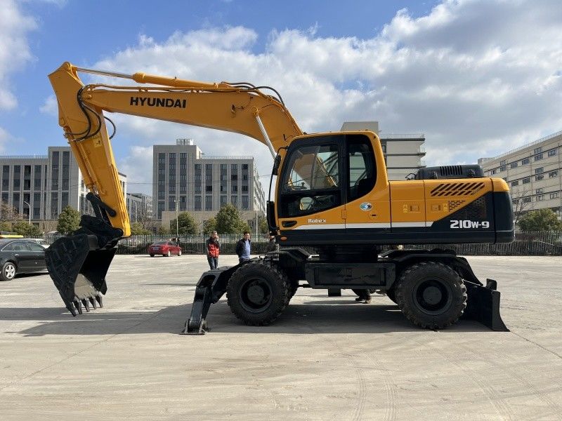 Excavateur à roues hyundai 210w-9 d'occasion de 21 tonnes Excavateurs d'occasion de taille moyenne