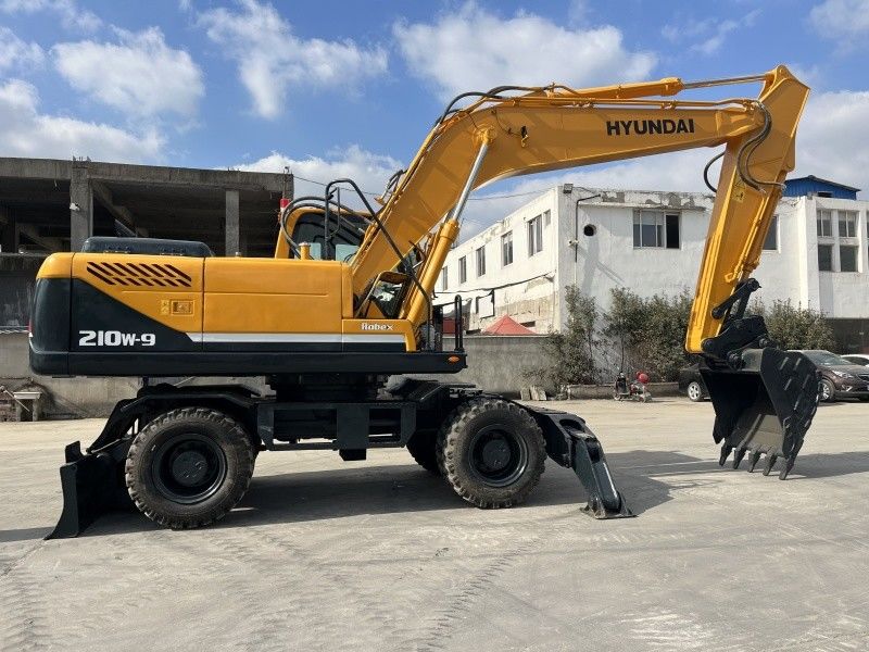 Excavateur à roues hyundai 210w-9 d'occasion de 21 tonnes Excavateurs d'occasion de taille moyenne