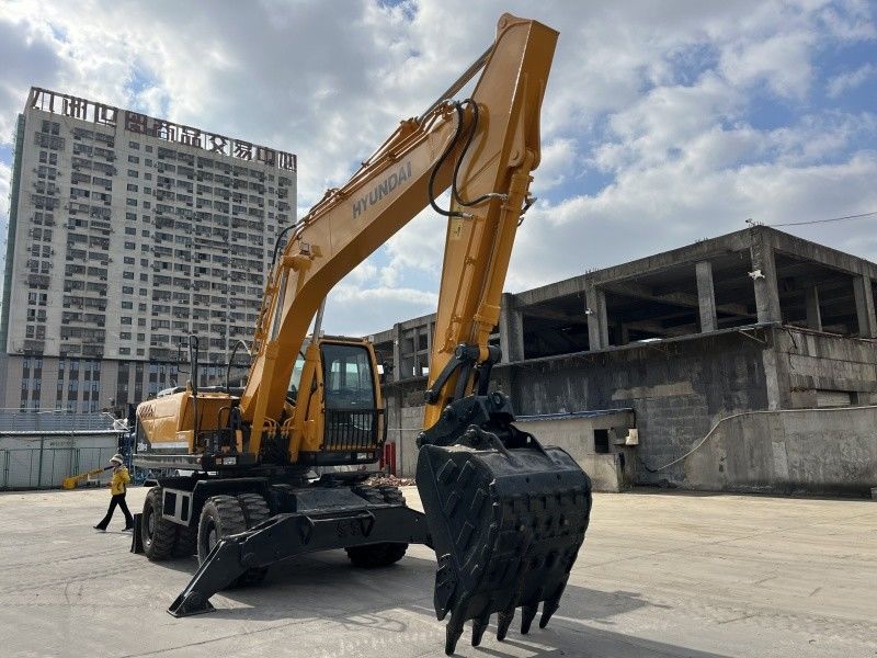 Excavateur à roues hyundai 210w-9 d'occasion de 21 tonnes Excavateurs d'occasion de taille moyenne