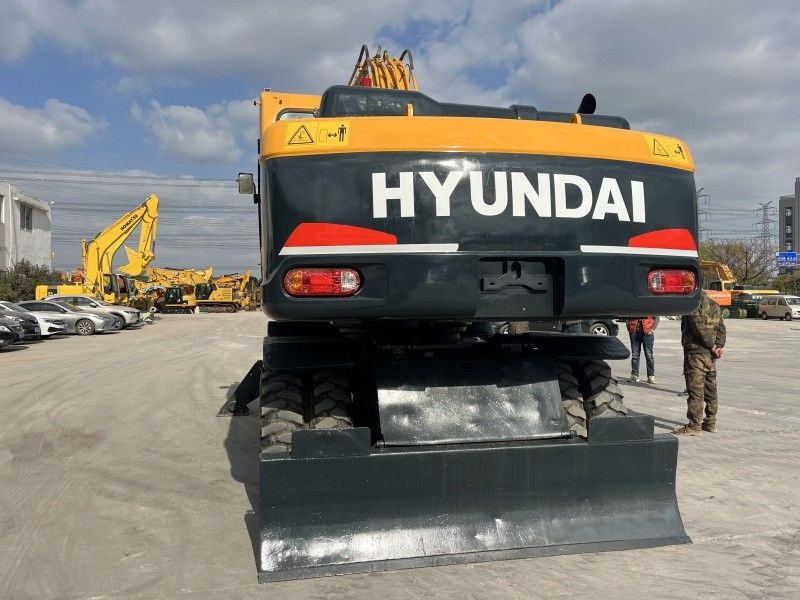 Excavateur à roues hyundai 210w-9 d'occasion de 21 tonnes Excavateurs d'occasion de taille moyenne