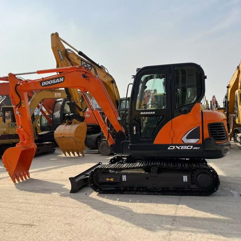 Petite excavatrice de 6 tonnes Doosan DX60 Origine coréenne avec lame et ligne de marteau de rupture