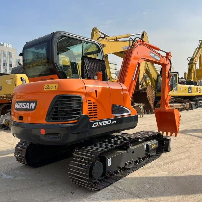 Petite excavatrice de 6 tonnes Doosan DX60 Origine coréenne avec lame et ligne de marteau de rupture
