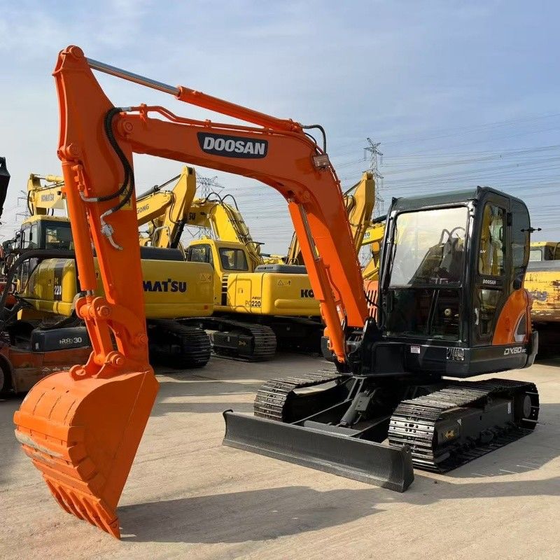 Petite excavatrice de 6 tonnes Doosan DX60 Origine coréenne avec lame et ligne de marteau de rupture