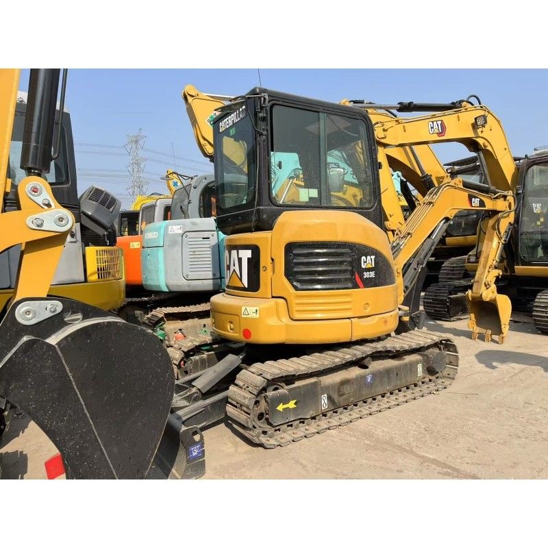 Excavatrice CAT 303E utilisée pour les petits chantiers de construction et les espaces restreints