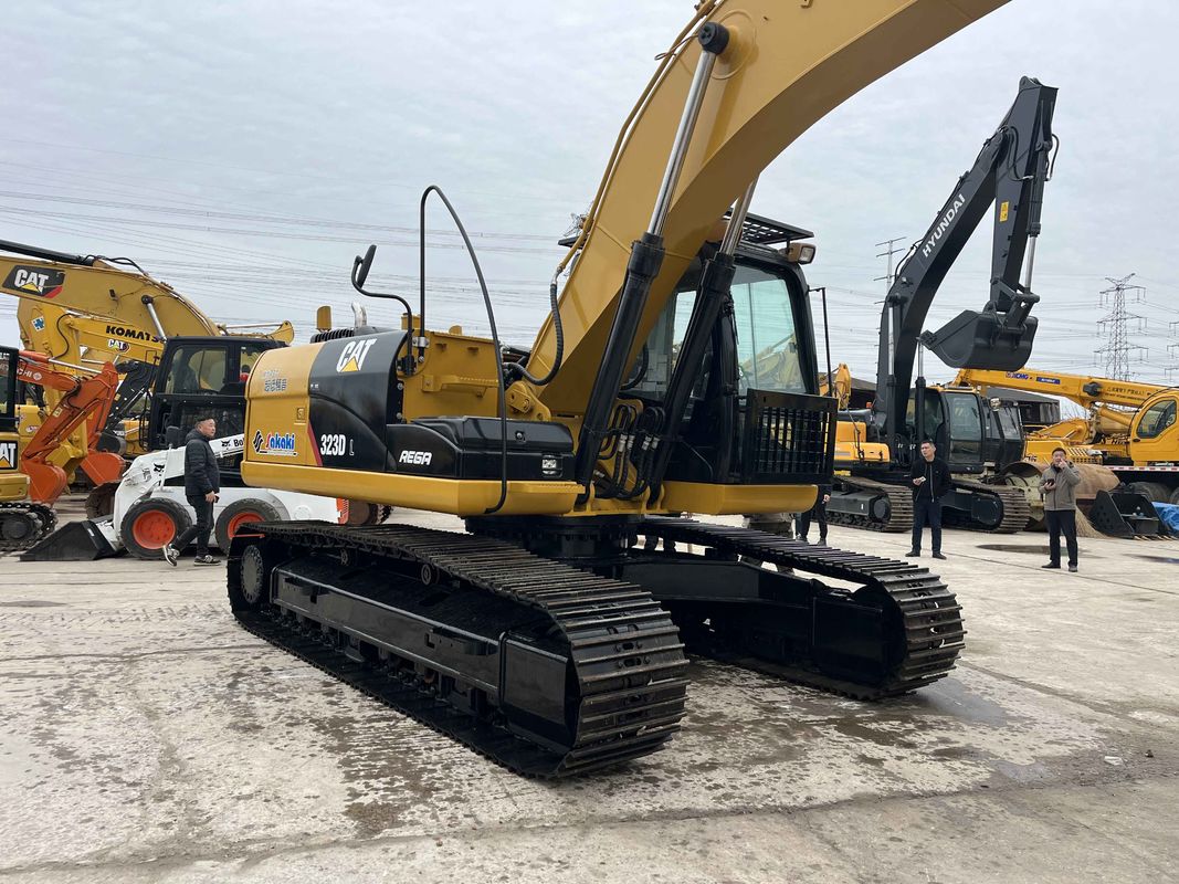 Excavateur à chenille CAT 323DL utilisé pour la construction