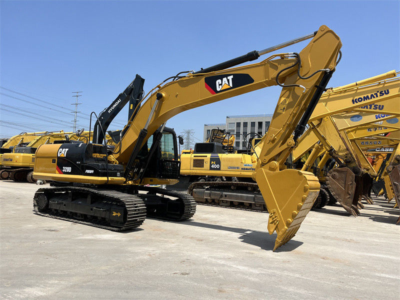En bon état, une pelle moyenne de 20 tonnes, une pelle usée, une pelle 320d, à vendre.