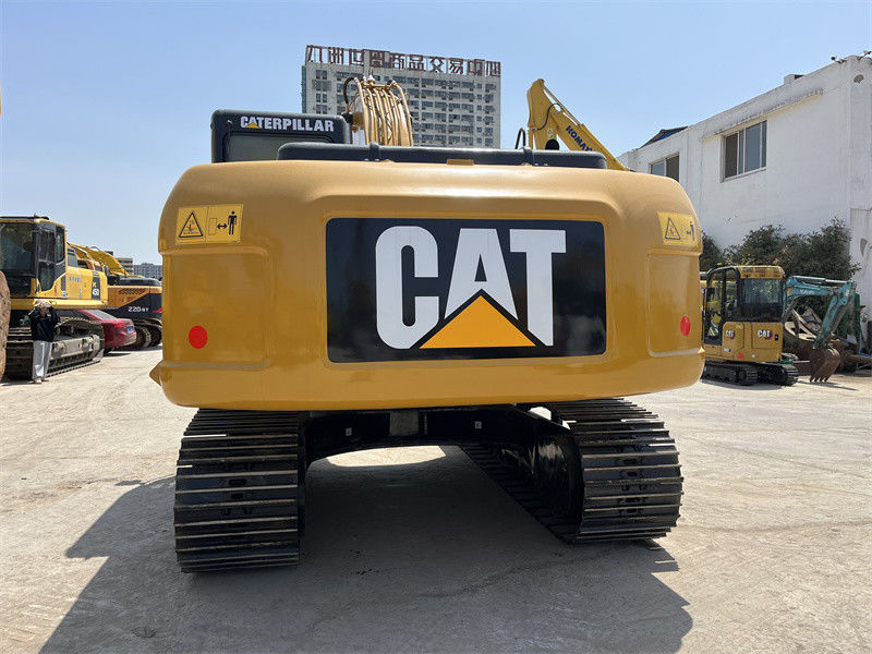 En bon état, une pelle moyenne de 20 tonnes, une pelle usée, une pelle 320d, à vendre.