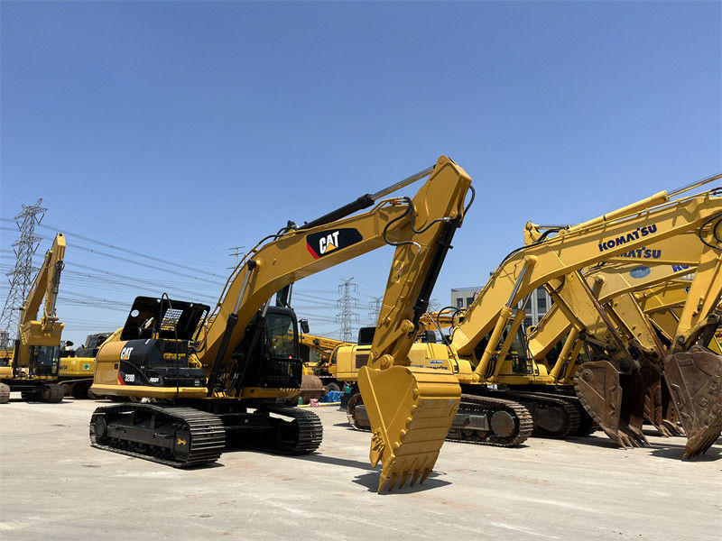 En bon état, une pelle moyenne de 20 tonnes, une pelle usée, une pelle 320d, à vendre.