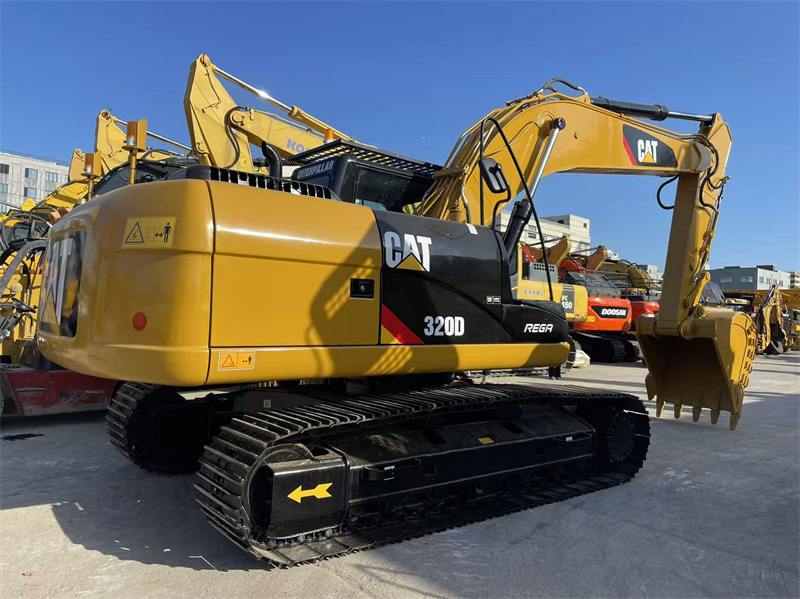 Pelle d'occasion CAT 320D de 20 tonnes. Pelle Caterpillar d'occasion avec peu d'heures de travail.