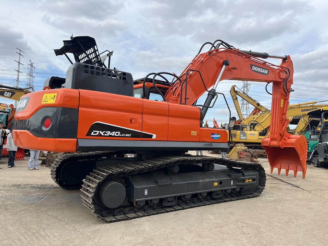 Excavateur hydraulique Doosan DX340LC-9C d'occasion avec 184 kW de puissance du moteur et 1,5 m3 de capacité de seau pour le déplacement de la terre