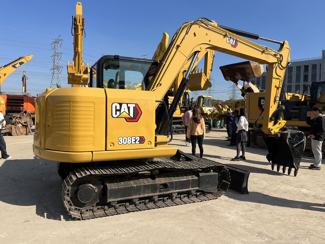 Une mini-excavatrice de 8 tonnes Caterpillar 308E2 en bon état est à vendre.