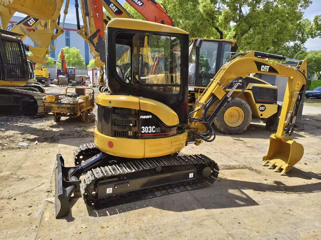 Excavatrices CAT 303C CR d'occasion offrant une grande puissance de creusage et un système hydraulique réactif, idéales pour l'aménagement paysager et les travaux de voirie.