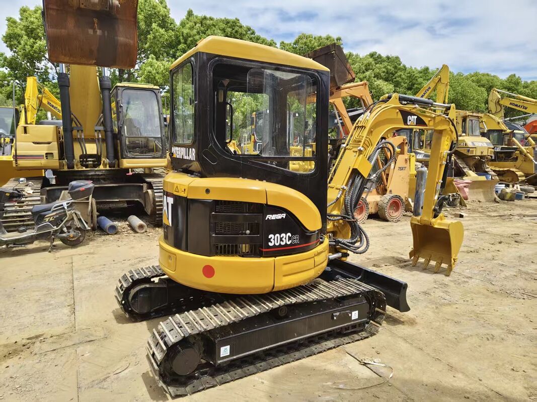 Excavatrices CAT 303C CR d'occasion offrant une grande puissance de creusage et un système hydraulique réactif, idéales pour l'aménagement paysager et les travaux de voirie.