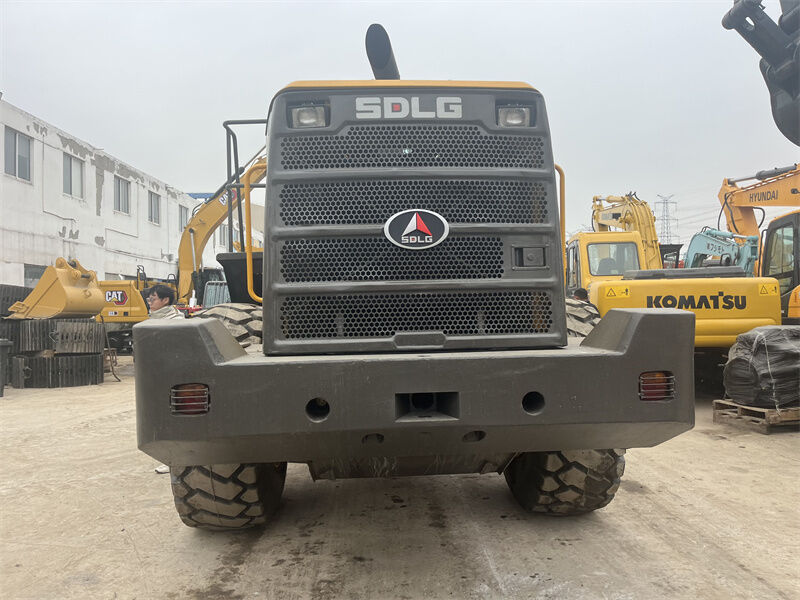 Chargeuse sur pneus SDLG L958F d'occasion en bon état avec une puissance moteur de 178 kW, un poids en service de 6000 kg et un modèle de l'année 2024