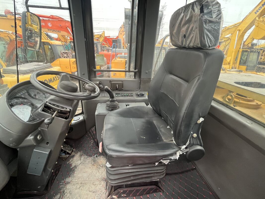 Puissant chargeur à roues SDLG L958F équipé d'une cylindrée de moteur de 9,7 litres et d'un excellent confort de l'opérateur à long terme