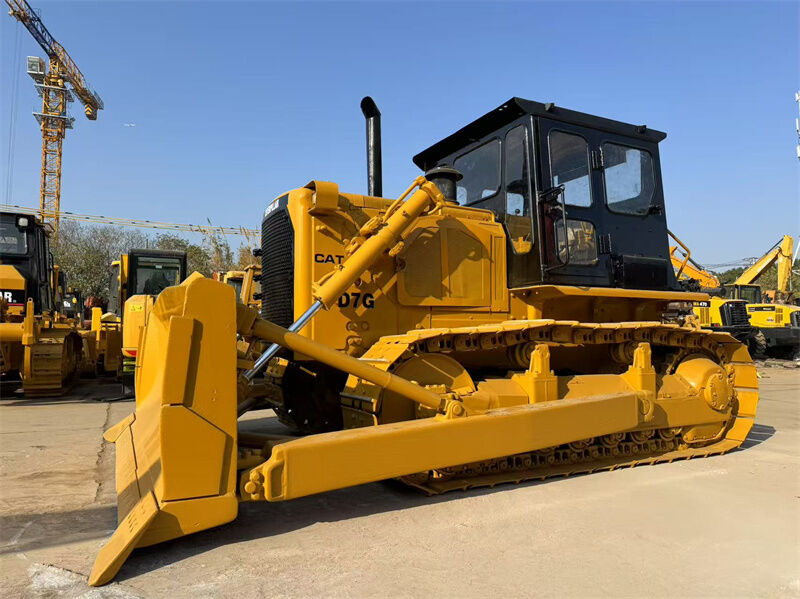 Bulldozer CAT D7G d'occasion avec moteur 3306, poids opérationnel de 20230 kg et lame droite inclinable