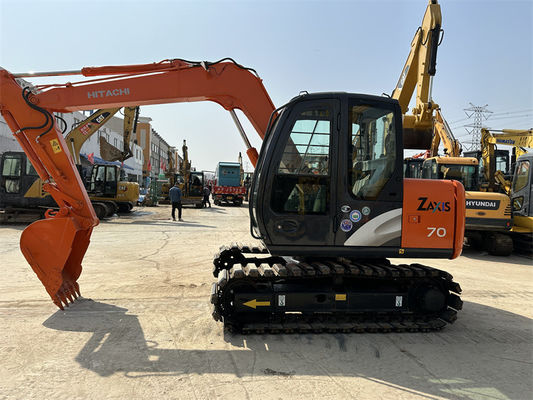 Une mini-excavatrice utilisée Hitachi ZX70 avec voie en caoutchouc
